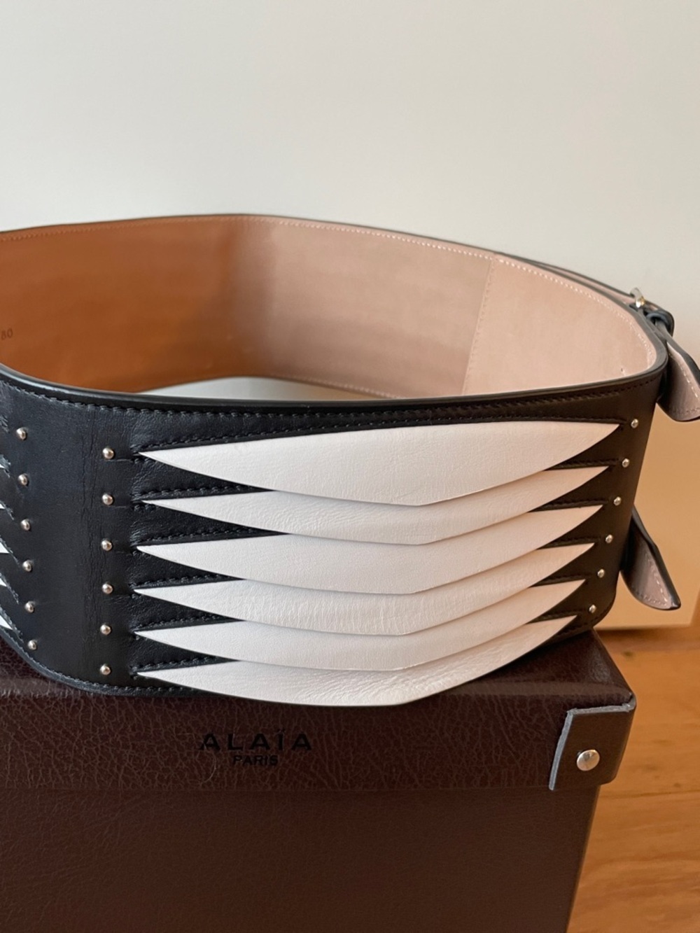 Alaia Black and Cream Leather Double-Buckle Wide Waist Belt - Picture 4 of 9